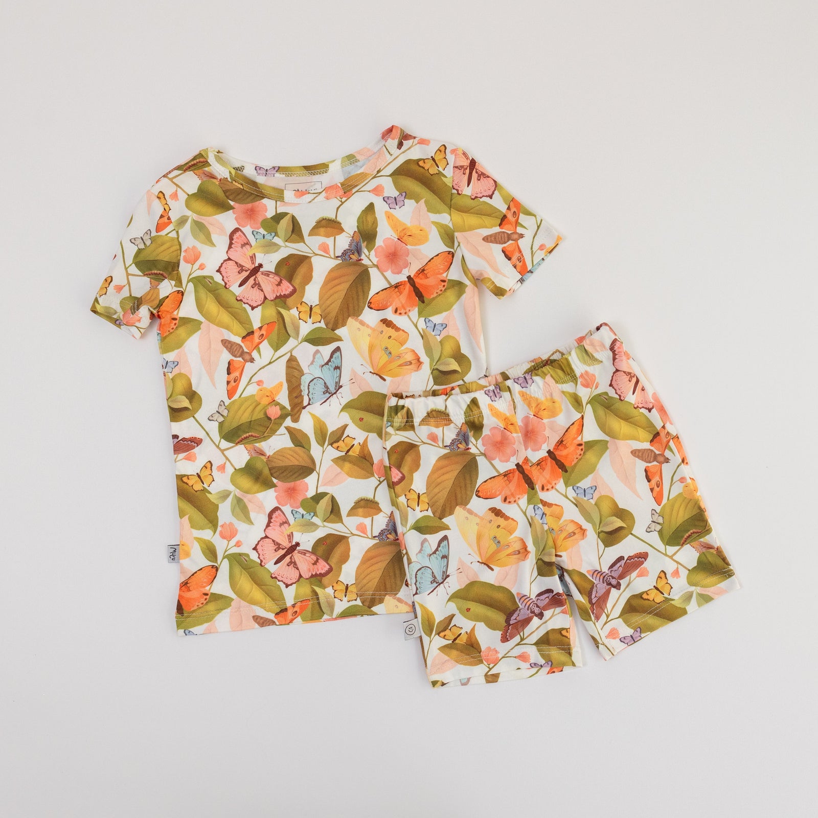 Capullos y Mariposas Short